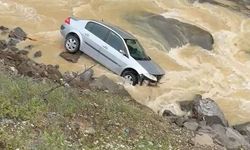 Dereye uçan otomobilin sürücüsü kazayı ucuz atlattı