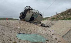 Devrilen otomobilde biri bebek 3 kişi yaralandı