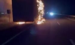 Diyarbakır'da seyir halindeki tır alevlere teslim oldu