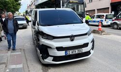 Edirne'de kontrolden çıkan panelvan park halindeki araçlara çarptı: 2 yaralı