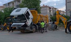 Edirne'de yüklü hafriyat kamyonu damperini kaldırınca devrildi
