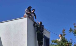 Elektrik hattı patladı, çıkan yangında 2 kişi mahsur kaldı