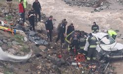 Erzincan'da otomobil dereye uçtu: 2 ölü, 1 ağır yaralı