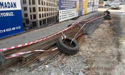 Fatih'te İETT otobüsünün altından giren inşaat demiri, yolcuyu yaraladı