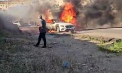 Gaziantep'te seyir halindeki lüks otomobil alev alev yandı