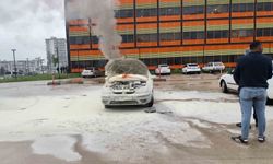Hastane otoparkındaki otomobil alev aldı