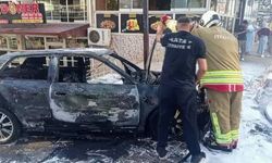 Hatay'da park halindeki otomobil alevler içinde yandı