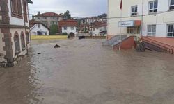 Havza'yı sel vurdu: İş yerlerini su bastı, araçlar sürüklendi