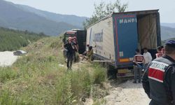 İzmir'de devrilen tırın altında kalan sürücü hayatını kaybetti