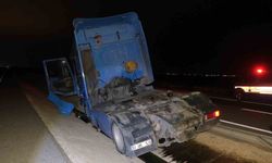 Karaman'da bariyerlere çarpan tır refüje düştü: 1 yaralı