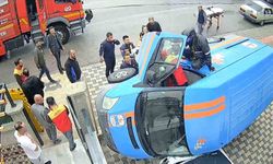 Kargo aracı otomobilin üzerine devrildi, yardıma motokurye koştu