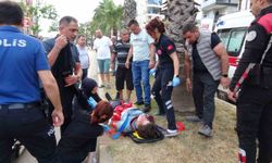 Karşıya geçmeye çalışan gence otomobil çarptı, kız arkadaşı ve annesi sinir krizi geçirdi