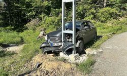 Kastamonu'da otomobil direğe çarptı: 3 yaralı