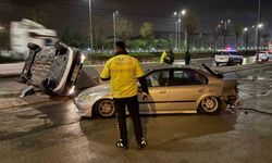 Kayseri'de otomobil park halindeki araca çarpıp yan yattı: 2 yaralı
