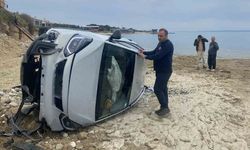 Keşan'da kontrolden çıkan otomobil şarampolden kumsala düştü