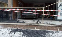 Kontrolden çıkan otomobil, danışmanlık merkezine daldı: O anlar kamerada
