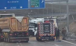 Konya'da meyve ve sebze yüklü tır bariyerlere çarptı: 1 yaralı