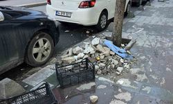Küçükçekmece'de binanın dış yüzeyinden düşen parçalar güvenlik kamerasında