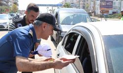Mersin'de yoğurt ve çilek ikramlı trafik uygulaması