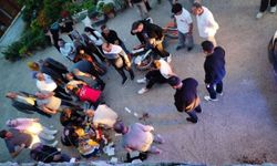 Öndeki aracı sollamak isteyen motosikletli istinat duvarından yere çakıldı: 2 yaralı