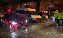 Önlem alınmadı, yağmurda çöken yolda araçlar çukura girdi