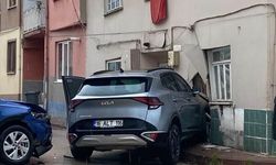 Otomobil ile çarpışan cip eve girdi