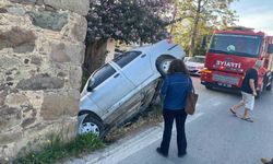 Otomobil taş binaya çarptı