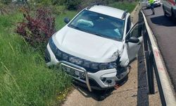 Otoyol'da direksiyon başında uyuduğu iddia edilen sürücü bariyerlere çarptı: 1 yaralı