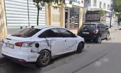 Park halindeki 5 otomobile çarpan sürücü aracını bırakarak kayıplara karıştı