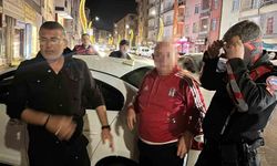 Polisin yağmur altında alkollü sürücü ve arkadaşı ile imtihanı kamerada