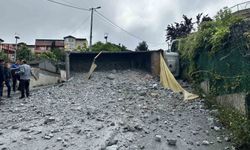 Sarıyer'de moloz yüklü kamyon geri kayarak devrildi, sürücü yaralandı