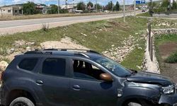 Siirt'te kontrolden çıkan otomobil yol kenarına savruldu: 2 yaralı