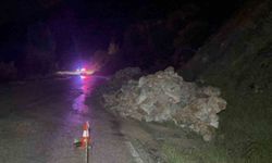 Tokat'ta yamaçtan kopan kaya parçaları yola savruldu