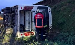 Emniyet personelini taşıyan midibüs devrildi!