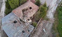 Yıldırımın düştüğü minare yıkıldı, camide temizlik yapan imam yaralandı