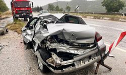 Yol kenarındaki otomobile tır çarpıp kaçtı: 1 yaralı