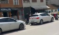 Yol verme kavgasında tansiyon yükseldi araya vatandaşlar girdi
