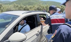 Jandarmadan durdurduğu sürücülere ceza yerine çikolata