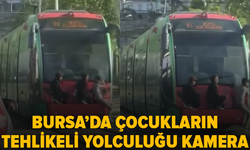 Bursa'da gençlerin tramvay arkasındaki tehlikeli yolculuğu kamerada
