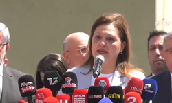 Afyonkarahisar Belediye Başkanı Burcu Köksal, Belediye önünde açıklama yapıyor