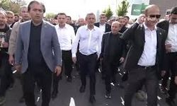 Özgür Özel ve Partililer, TBMM'ye Yürüyüşe Başladı: Büyük Bir Kalabalık Meclise Yürüyor