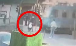 Yolu kısaltmak isteyen motokuryeye tramvay çarptı