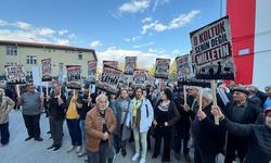 Yurttaşlar Burcu Köksal'a belediye önünden seslendi