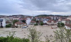 Caddeler göle döndü, iş yerlerini su bastı