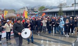 Bursa’da yağmur ve soğuğa rağmen binlerce kişi meydanlarda