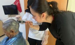 Meslek lisesi öğrencilerinden huzurevinde bayram bakımı