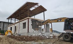Bursa'da iki kaçak yapı yıkıldı