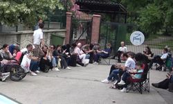 Bursa'da öğrenciler içeride veliler dışarıda ter döktü