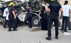 Köprü ayağına çarpan TIR'ın şoförü hayatını kaybetti