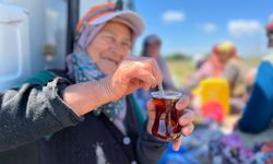 Bursa’da tarım işçilerinin tarladaki çay molası